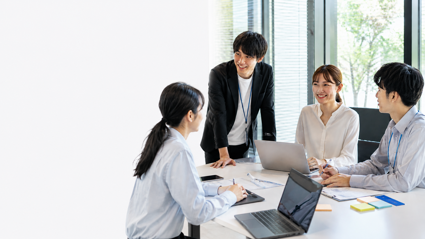 専門チームによる企画ミーティングの様子